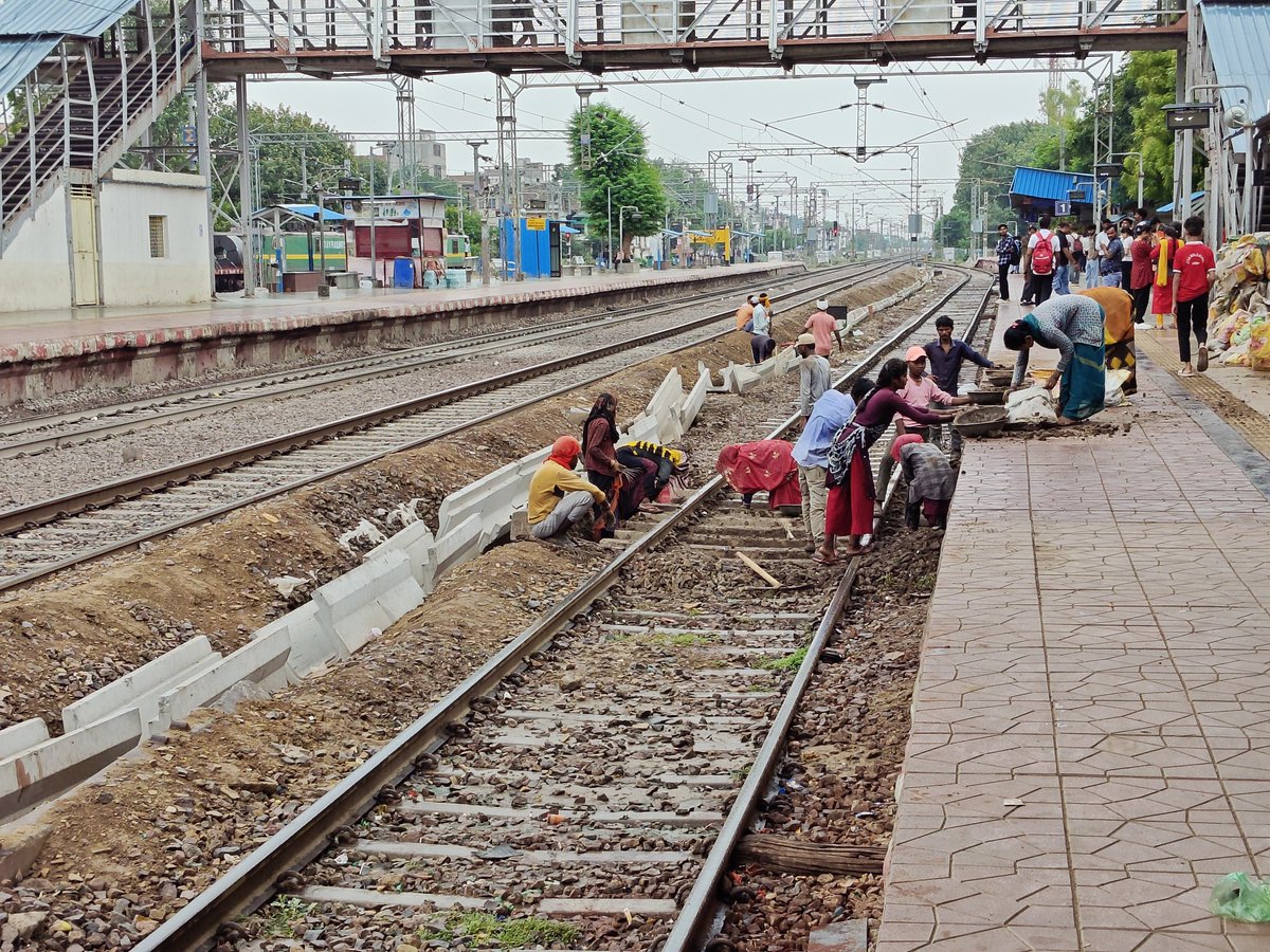 Adv__Aquib's tweet photo. @RailwaySeva @RailMinIndia "This is the scene at Morena Railway Station. Railway track work is being carried out without basic safety measure no signal flags, no warning signs, no safety boots, no reflective jackets, and no proper safety supervision. https://t.co/xq7Ccyp3li