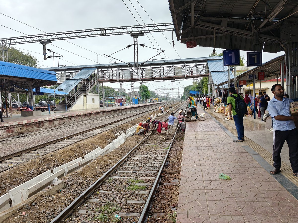 Adv__Aquib's tweet photo. @RailwaySeva @RailMinIndia "This is the scene at Morena Railway Station. Railway track work is being carried out without basic safety measure no signal flags, no warning signs, no safety boots, no reflective jackets, and no proper safety supervision. https://t.co/xq7Ccyp3li
