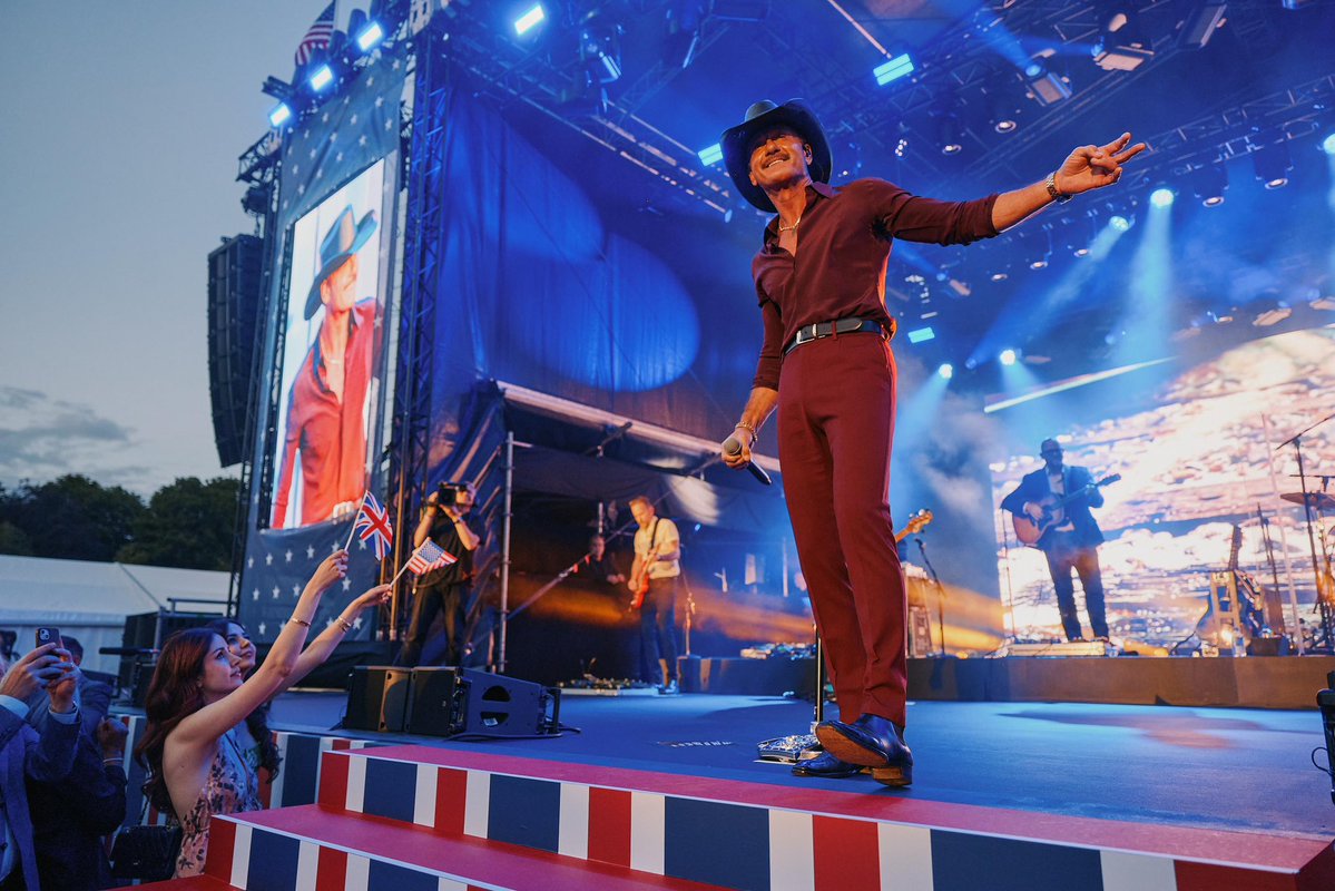 USAmbUK's tweet photo. An unforgettable night with family, friends, and an extraordinary performance from Tim McGraw. Thank you, Tim, for helping us mark this historic occasion in true American style. https://t.co/KCGEAC2BW4