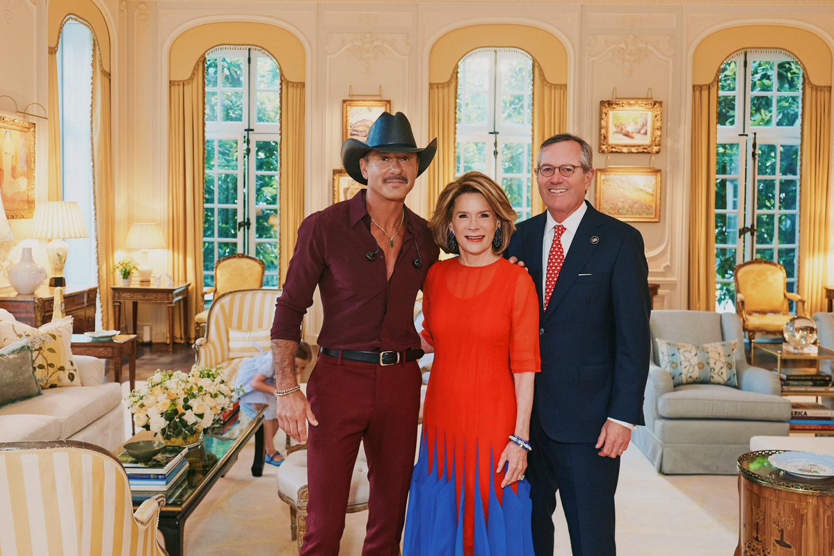 USAmbUK's tweet photo. An unforgettable night with family, friends, and an extraordinary performance from Tim McGraw. Thank you, Tim, for helping us mark this historic occasion in true American style. https://t.co/KCGEAC2BW4