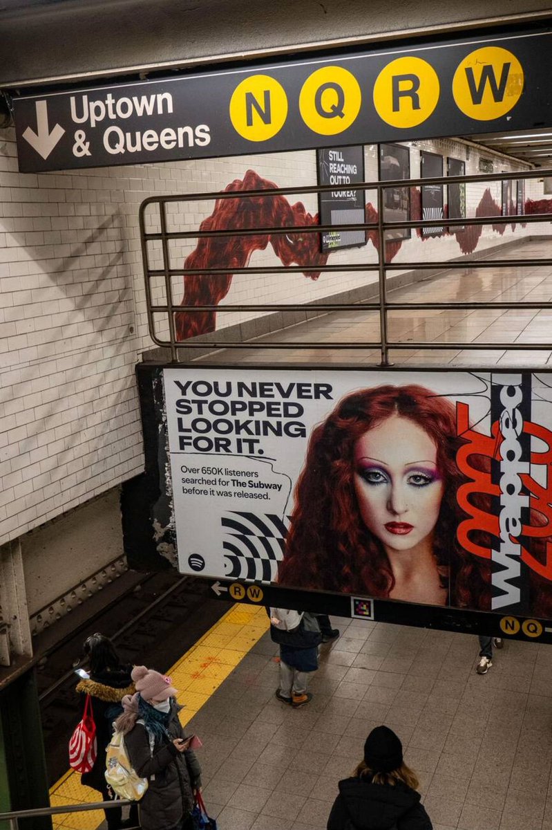 maisonroan's tweet photo. La promoción con temática de "The Subway" de Chappell Roan para Spotify Wrapped 2025 en Union Station, Nueva York. Fotografiada por Patti McConville para Alamy. Diciembre de 2025.🗽 https://t.co/U5PDNaa6Dh