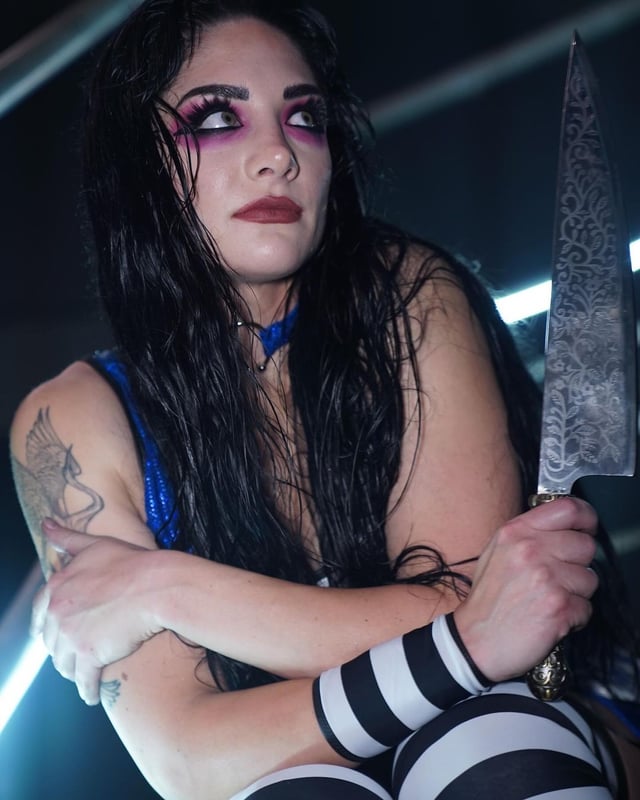 HarlotOfTheDark's tweet photo. I bite. Its non negotiable. If you don't like it, talk to my knife. https://t.co/DRzOgaT1L9