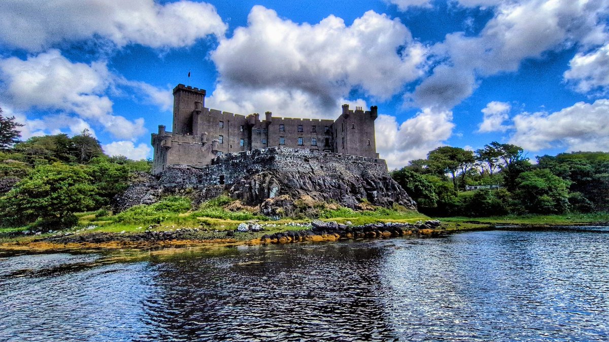 TheHebViking's tweet photo. Dunvegan Castle, located on the Isle of Skye, is the oldest continuously inhabited castle in Scotland. Serving as the ancestral home of the Chiefs of Clan MacLeod for 800 years, it has evolved from a medieval fortress into a romantic Victorian estate
#DunveganCastle
#ClanMacleod https://t.co/lm3tD7hEvo