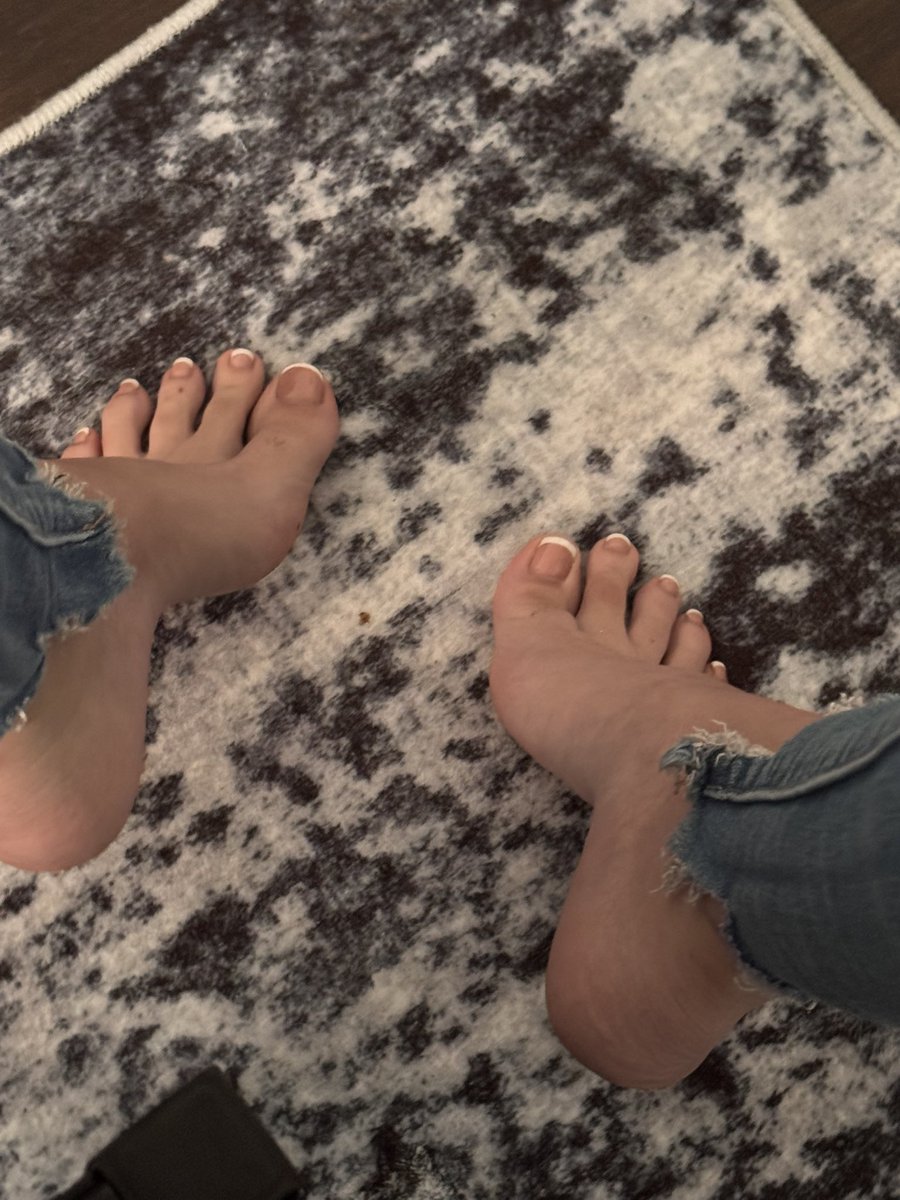 PrincessFeetM's tweet photo. Mmm I love the way my feet feel on my new rug 😮‍💨👣
#feetfetısh #feetworshi̇p #feetseller https://t.co/d5jmjtlJI6