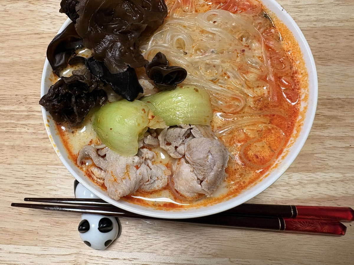 mio30M's tweet photo. そして、それに比べて私は、などと
卑下するのが今までの思考の癖なのだけど

そうでもない。

今のわたしは夢や欲しいものがわからなくなっているのに、行き先がわからなくても日々を重ねていてそれはそれなりに格好良いことだと思う。
などと、おうち麻辣担食べながら思った。
#夜ごはん #麻辣担 https://t.co/m7Vr1pHixy
