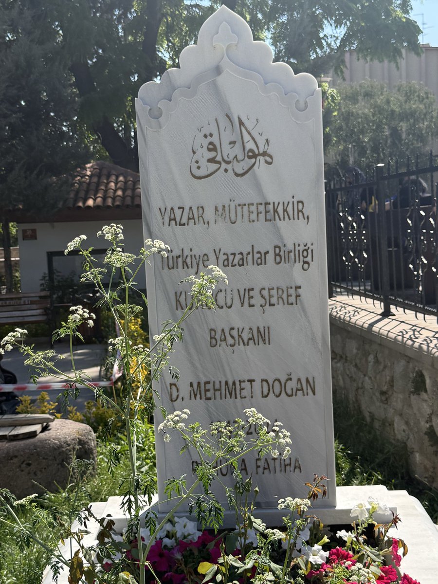 humeyrayabar's tweet photo. Dünya sığınaklarından Tâceddin Dergâhı. Bahçesinde oturdum uzun uzun. Özlediğim D. Mehmet Doğan, güç aldığım Mehmet Akif, yolu hatırlatan Muhsin Yazıcıoğlu. Burada yenileniyor ruhum. https://t.co/Gyl0f3aHlO