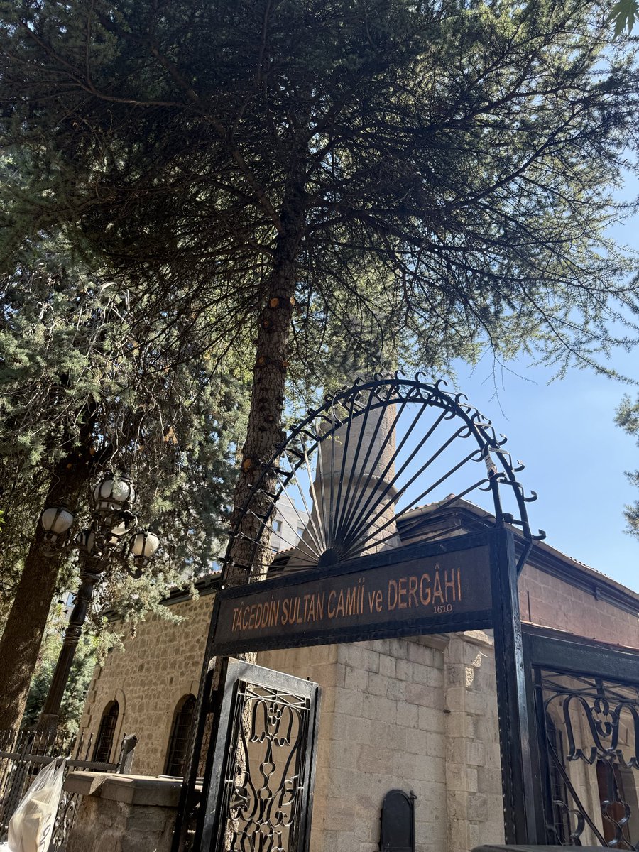 humeyrayabar's tweet photo. Dünya sığınaklarından Tâceddin Dergâhı. Bahçesinde oturdum uzun uzun. Özlediğim D. Mehmet Doğan, güç aldığım Mehmet Akif, yolu hatırlatan Muhsin Yazıcıoğlu. Burada yenileniyor ruhum. https://t.co/Gyl0f3aHlO
