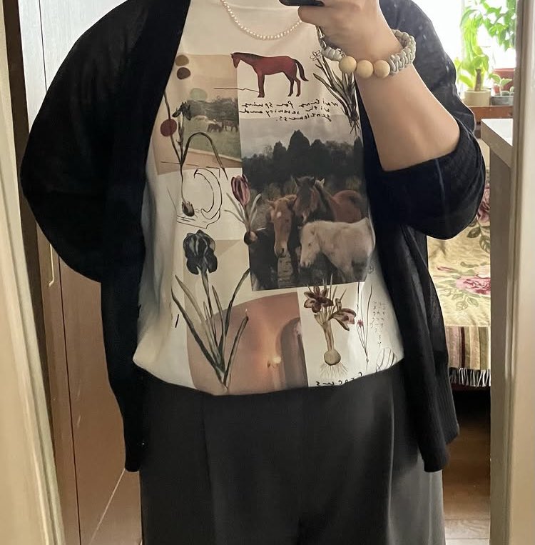 trcttn's tweet photo. 夏はワンピースばかり着てましたが最近可愛いTシャツに沢山出会えたのでTシャツコーデをいろいろ楽しんでます。
うちの会社はオフィスカジュアルではなくカジュアルスタイル推奨らしいので、キレイめなスラックスやパールなんかと合わせて仕事にも着ていきます♪ https://t.co/L4q4bdCQVi