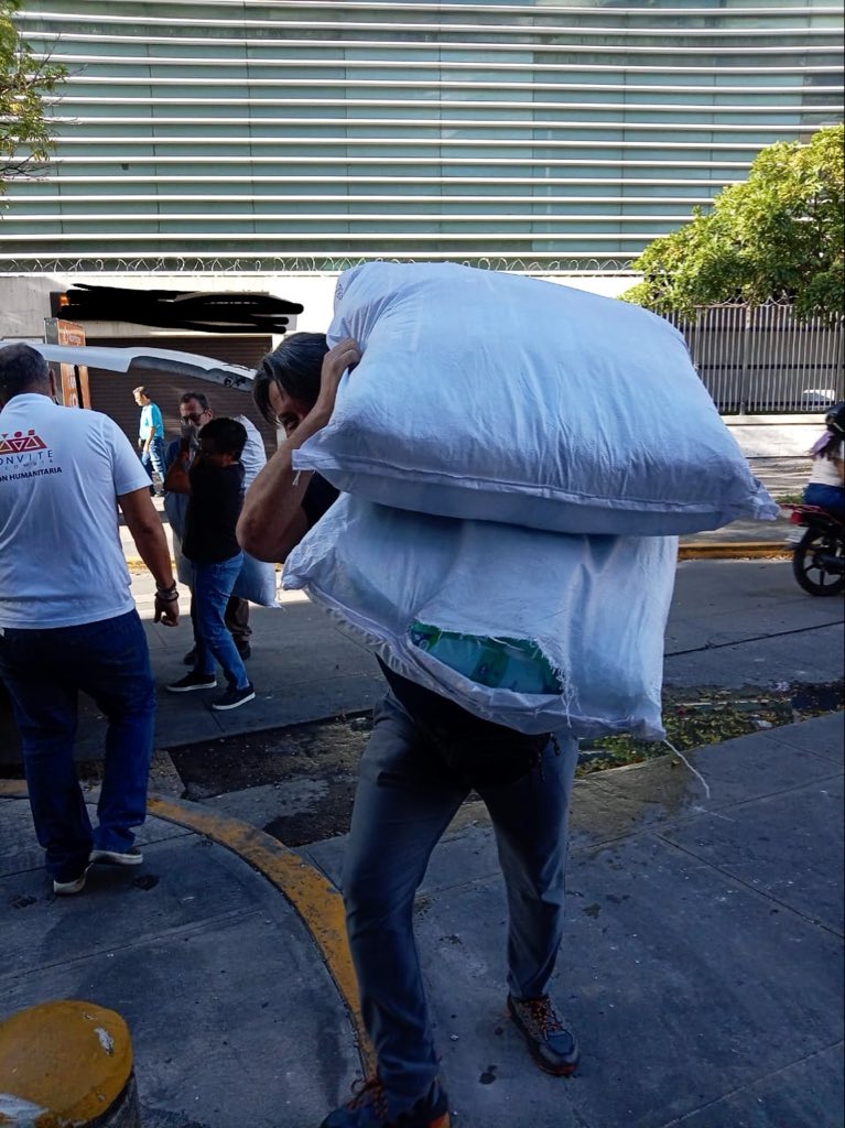 conviteac's tweet photo. Los ancianatos están enfrentando una situación compleja de desabastecimiento: faltan pañales, mucho del personal no ha podido llegar a trabajar y las familias no han podido visitar ni llevar medicinas a sus adultos mayores. Estamos apoyando con pañales, pero necesitamos más manos. Súmate. #ConviteAlerta #AcciónHumanitaria”