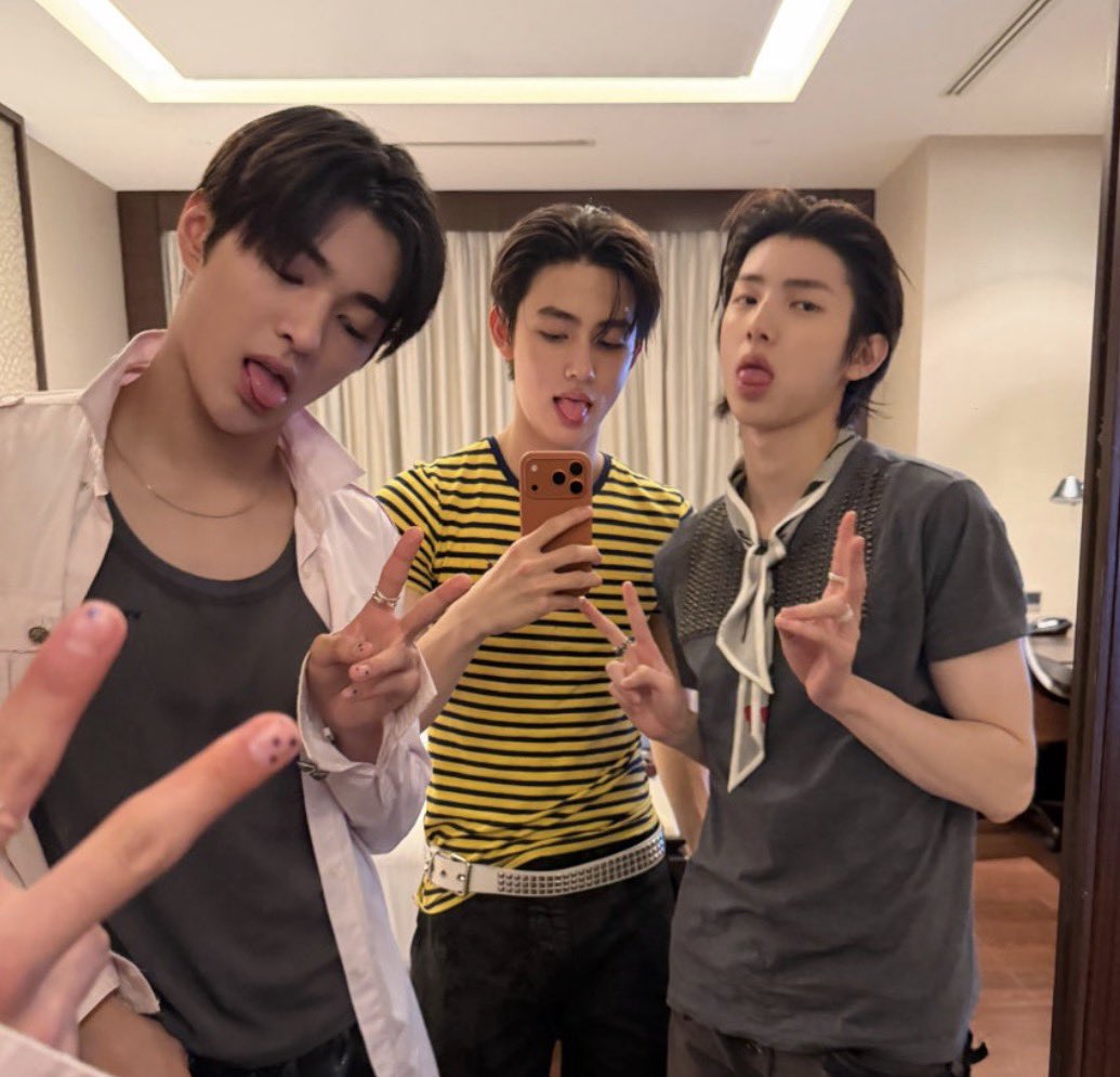 headcoer's tweet photo. dior trio doing juhoons fav pose :P bye theyre so cute https://t.co/eU8O42SLJV