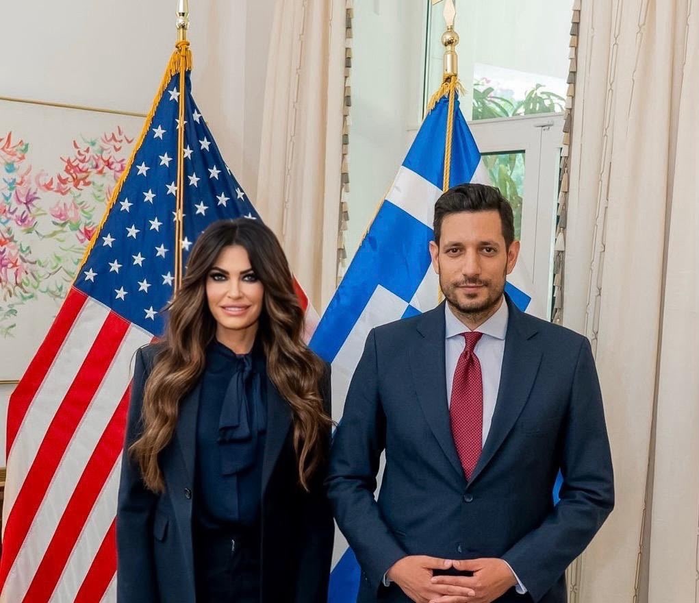 Papademas_IRA10's tweet photo. Τις προάλλες ανέβασα μόνο τον Τσίπρα που πήγε να παραδώσει διαπιστευτήρια στην Πρεσβεία. Όχι, ήταν και άλλοι οι οποίοι επίσης ξεροσταλιάζουν στα σκαλιά της Πρεσβείας και θέλουν να πάρουν το χρίσμα. 
Πολλά κόμματα, μόνο ένα αποστρέφεται την Πρεσβεία. 
#ΤΩΡΑ_ΚΚΕ https://t.co/mtPs0Opdrp