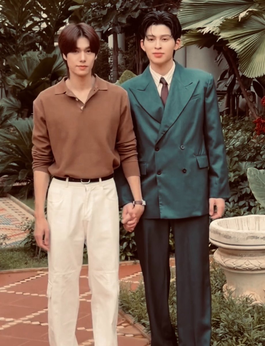 clairrdelunes's tweet photo. they’re giving vintage husbands where thee is the wealthiest man in town and he keeps this picture inside his wallet https://t.co/wwKDonOTcJ