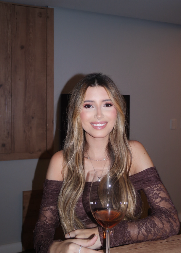 gms12120's tweet photo. Beautiful women and fine wine https://t.co/6OhRDpeOMa