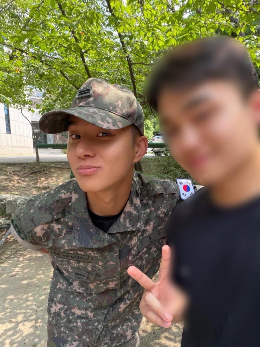 usmyzeus's tweet photo. 260701 전역하신 분 인스타그램 #정우 #JUNGWOO 

요 사진에서도 왼얼사 사수쩡 🤳🏻 https://t.co/tAlmyGRiFl