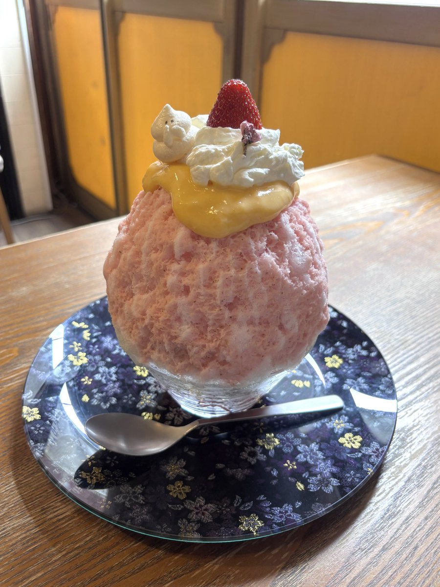 yui_kawamura's tweet photo. 少し前に食べたかき氷🍓💛🪽 https://t.co/OzIjRObuPo