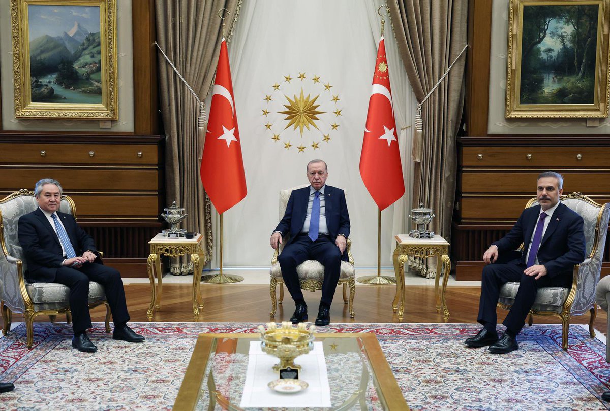 Akparti's tweet photo. Cumhurbaşkanımız Sayın Recep Tayyip Erdoğan, Kırgızistan Dışişleri Bakanı Ceenbek Kulubayev'i kabul etti. https://t.co/th9KAXp6TM