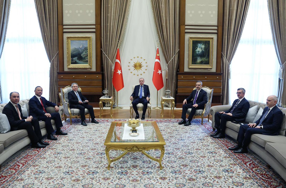 Akparti's tweet photo. Cumhurbaşkanımız Sayın Recep Tayyip Erdoğan, Kırgızistan Dışişleri Bakanı Ceenbek Kulubayev'i kabul etti. https://t.co/th9KAXp6TM