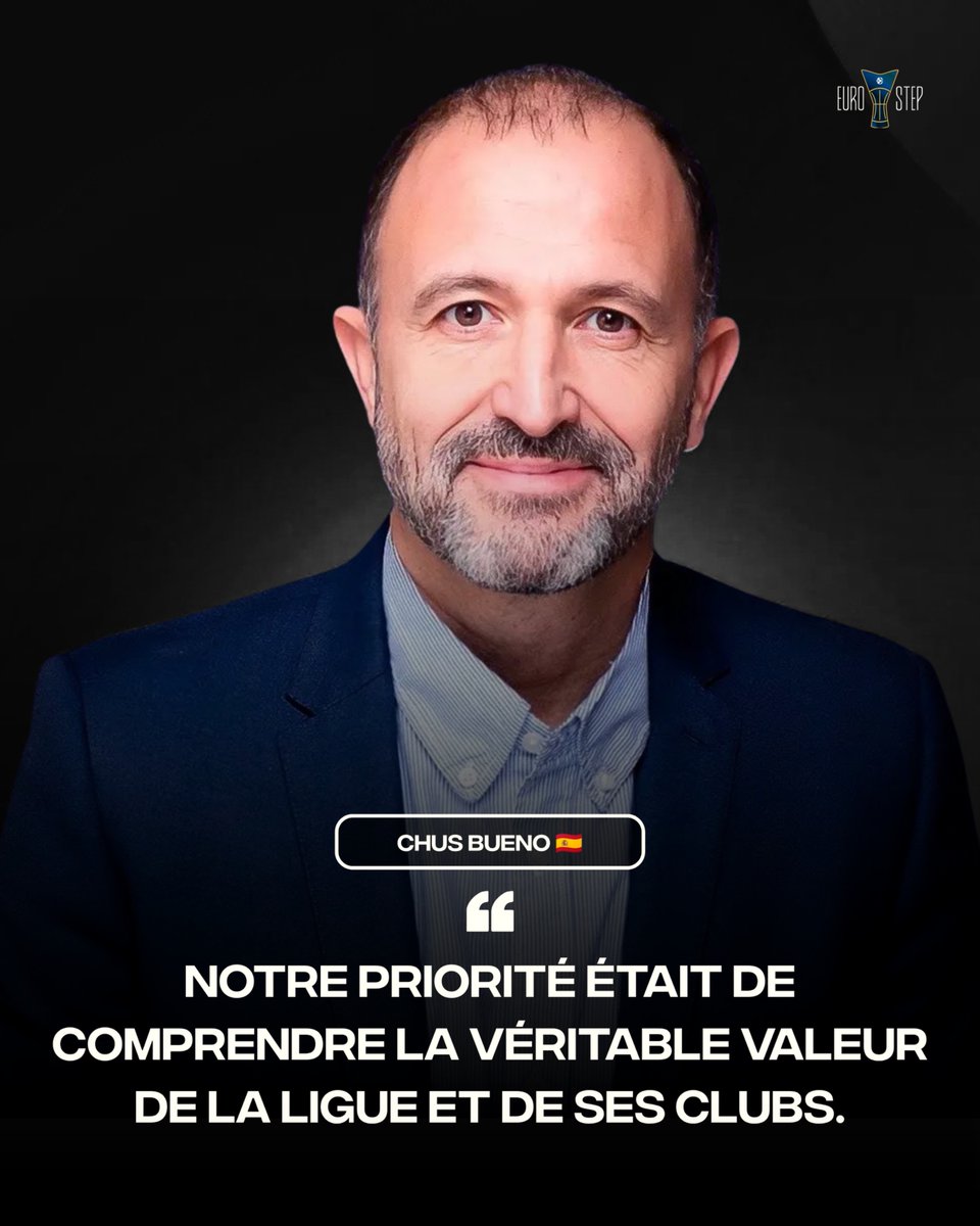 EuroStep_FR's tweet photo. 🚨 𝑳'𝑬𝑼𝑹𝑶𝑳𝑬𝑨𝑮𝑼𝑬 𝑽𝑨 𝑪𝑯𝑨𝑵𝑮𝑬𝑹 𝑫𝑬 𝑫𝑰𝑴𝑬𝑵𝑺𝑰𝑶𝑵 ! 🌍💰

Moins de cinq mois après son arrivée, le nouveau boss de l'EuroLeague, Chus Bueno, a tapé du poing sur la table lors de la réunion des entraîneurs en dévoilant un plan de route ultra-ambitieux pour le futur de la ligue ! 📑🔥

Les 4 axes majeurs du projet qui va secouer le basket européen :

💰 𝗨𝗻𝗲 𝘃𝗮𝗹𝗼𝗿𝗶𝘀𝗮𝘁𝗶𝗼𝗻 𝗮̀ 𝟭,𝟰 𝗺𝗶𝗹𝗹𝗶𝗮𝗿𝗱 𝗱'𝗲𝘂𝗿𝗼𝘀 : L’EuroLeague change de galaxie financière. Un chiffre XXL qui valide un intérêt immense de nouveaux investisseurs et de villes prêtes à accueillir de futures franchises. L'expansion est officiellement lancée ! 🏙️🚀