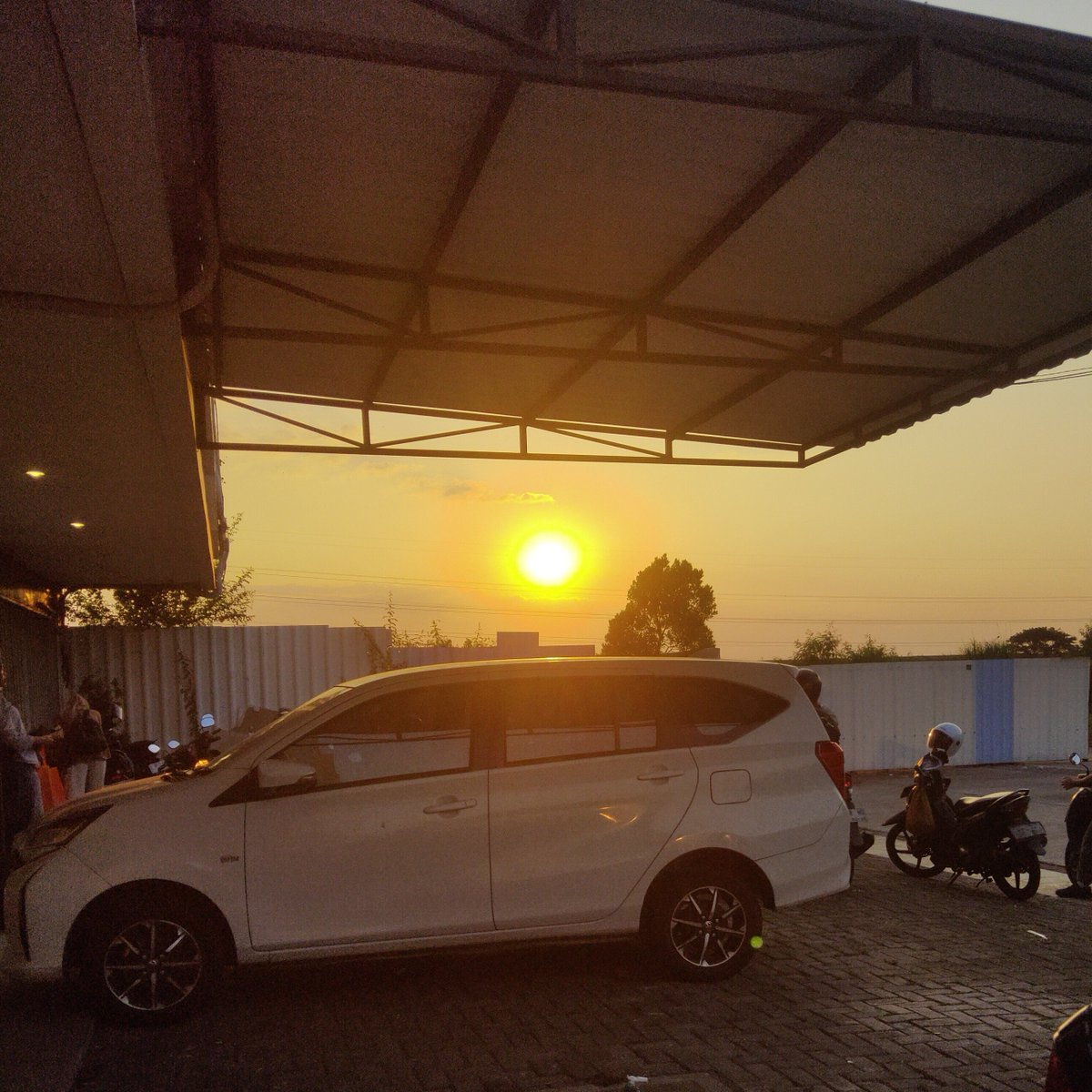 villainyle's tweet photo. day one intern pulangnya dikasih pemandangan ini. 

cape bgt ia, gini yh rasanya nyari uang (sampe kost matahari udah tenggelam) https://t.co/G3dABgI8XP