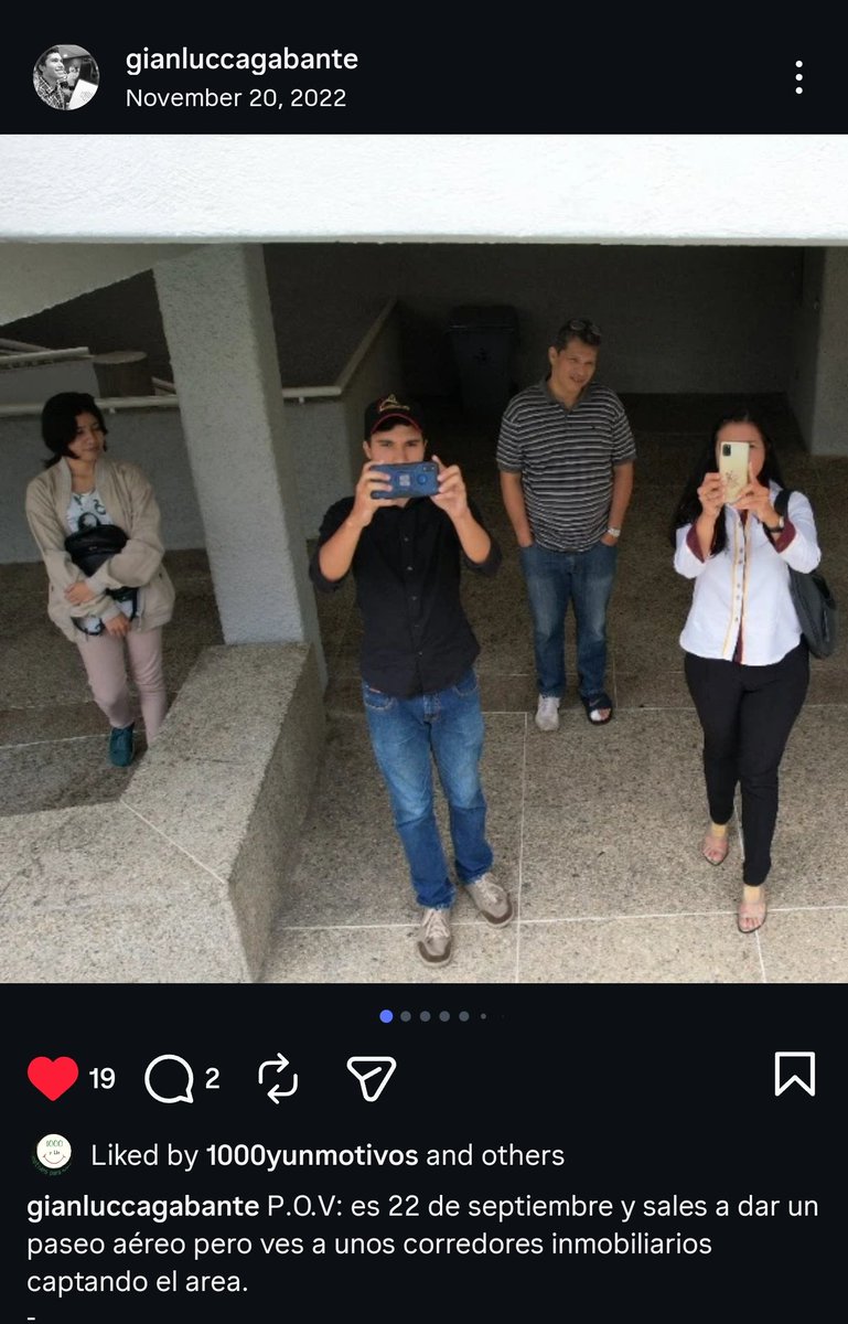 Read3r's tweet photo. @Mariet23_ De esa foto de unos clientes solo sobrevive el señor de la franela de rayas https://t.co/pFstgwNlHR