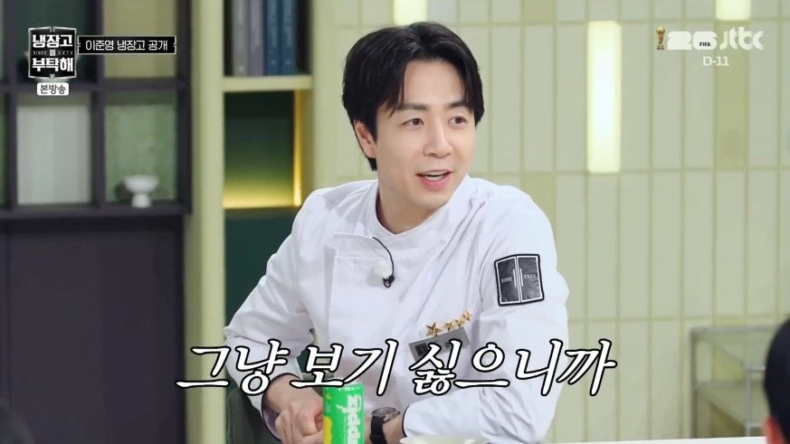 Umrangdan's tweet photo. 레딧에 누가 더 베어에서 카르멘이 테이프 가위로 자르는 모습 보고 테이프 디스펜서로 깔끔하게 절단되는데 왜 항상 가위로 자르냐고 시즌 보는 내내 미치는 줄 알았다고 화냄ㅋㅋㅋㅋㅋ 하지만 엄마는 카르멘을 이해하겠지 https://t.co/lHeiGxaRj9