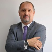 Zekeriya_Say's tweet photo. 💥Geçtiğimiz günlerde (18 Haziran) tahliye edilen İBB yolsuzluk davası sanıklarından Yavuz Saltık...
*
Henüz göreve iade olmadan, Edirnekapı Yerleşkedeki Daire Başkanlığının toplantı salonunda muhtarlarla toplantılar  yapmaya başlamış...
*
Bugün o toplantıya katılıp salondan ayrılmış!
*
İBB işte böyle yol geçen hanına döndü!
