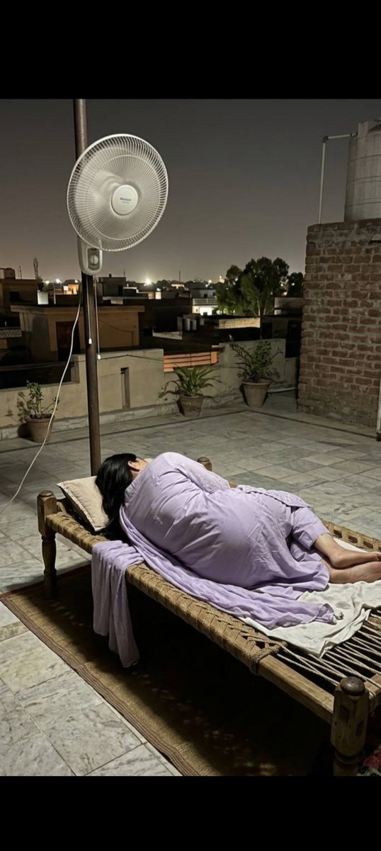 Ansari5k's tweet photo. जवानी जब तंग करती है तो गलतियां हो जाती हैं।

राबिया कहती हैं मैं ने खुद से शरीफ किसी लड़की आज तक नहीं पाया।

मेरा ताल्लुक़ कभी किसी लड़के से नहीं रहा पर एक दिन मैं छत पर सोने गई, बेतहाशा गर्मी थी और एक अजीब तरह की जलन हो रही थी।

गर्मी की वजह से छत पर टहल रही थी तभी हर रोज़ की तरह रिजवान ने मुझे अजीब निगाहों से देखा ये उसका पहली बार नहीं था।

लेकिन इस बार मैं न चाहते हुए भी खुद को रोक नहीं पाई और उसे इशारे से बुला लिया।1/2