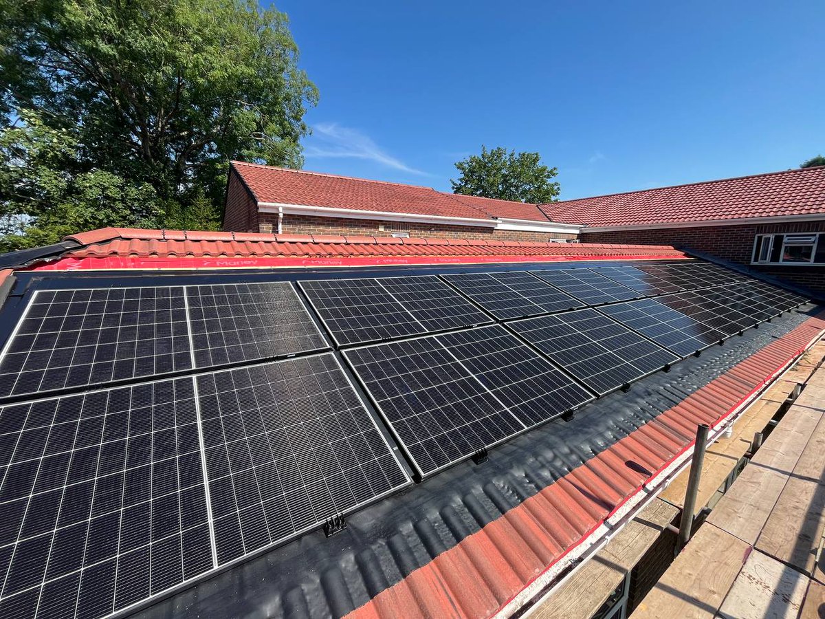 bandgestate's tweet photo. Project Update: Auchinleck Court! ☀️🌱

Following our launch for Housing 21, the brand-new solar panels are officially installed and looking sleek on the roof!  Massive shoutout to the lads for top-tier quality as always! 🙌🔋

#SolarPower #GreenEnergy https://t.co/jmcuFxdb2r