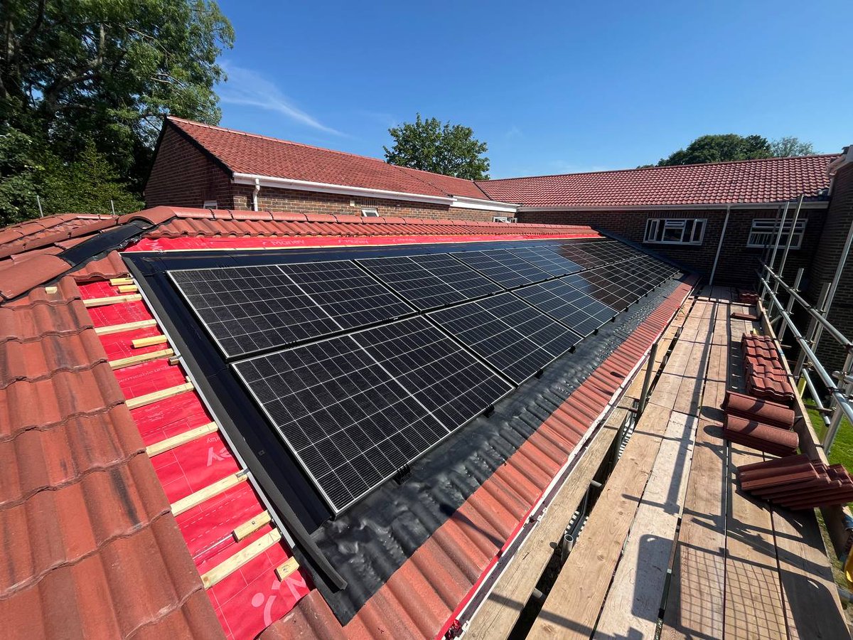 bandgestate's tweet photo. Project Update: Auchinleck Court! ☀️🌱

Following our launch for Housing 21, the brand-new solar panels are officially installed and looking sleek on the roof!  Massive shoutout to the lads for top-tier quality as always! 🙌🔋

#SolarPower #GreenEnergy https://t.co/jmcuFxdb2r