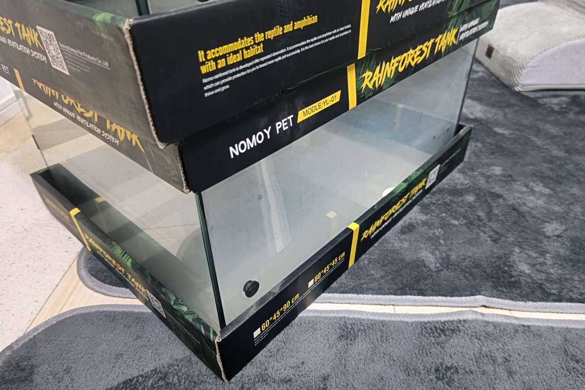 ns_nest's tweet photo. 新品ケージ届いたんだけど
開けたらカビ臭くて
ガラスが真っ白で拭いても曇ってくるなんてことあるの？
#レインフォレストタンク https://t.co/ocuWuBgT1C