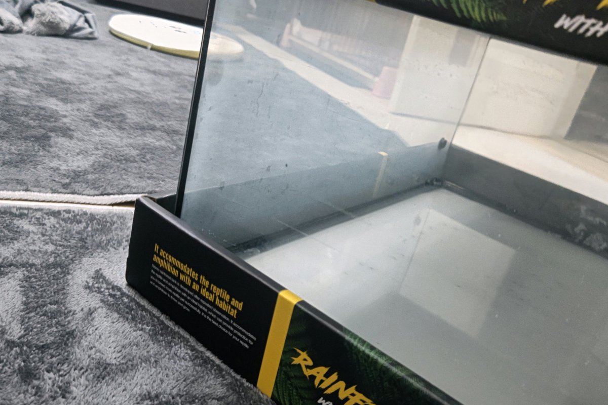 ns_nest's tweet photo. 新品ケージ届いたんだけど
開けたらカビ臭くて
ガラスが真っ白で拭いても曇ってくるなんてことあるの？
#レインフォレストタンク https://t.co/ocuWuBgT1C