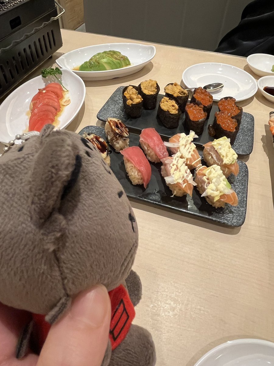 7139bbz's tweet photo. うちのミキパンちゃん初めてお出かけさせましてね、最初に見せたのは蟹と寿司でした
ご主人の誕生日祝いだよ！ https://t.co/9np4JIASd3