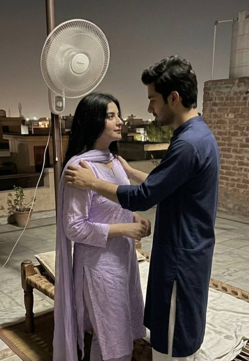 Ansari5k's tweet photo. जवानी जब तंग करती है तो गलतियां हो जाती हैं।

राबिया कहती हैं मैं ने खुद से शरीफ किसी लड़की आज तक नहीं पाया।

मेरा ताल्लुक़ कभी किसी लड़के से नहीं रहा पर एक दिन मैं छत पर सोने गई, बेतहाशा गर्मी थी और एक अजीब तरह की जलन हो रही थी।

गर्मी की वजह से छत पर टहल रही थी तभी हर रोज़ की तरह रिजवान ने मुझे अजीब निगाहों से देखा ये उसका पहली बार नहीं था।

लेकिन इस बार मैं न चाहते हुए भी खुद को रोक नहीं पाई और उसे इशारे से बुला लिया।1/2