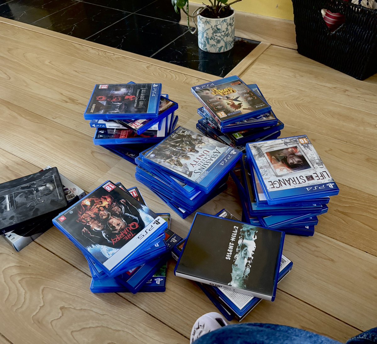 sehaniine's tweet photo. physical media for ever and ever https://t.co/oJjrk7fVdK