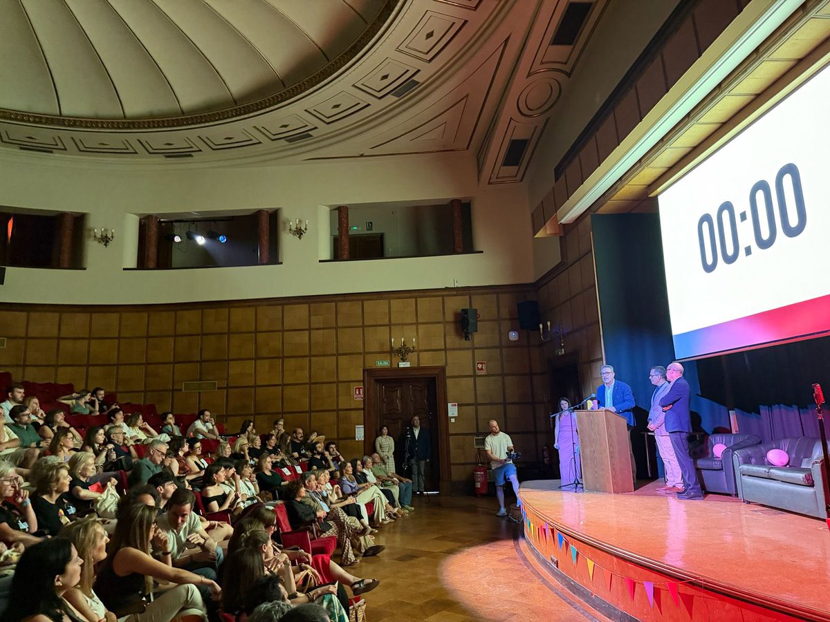 dipgra's tweet photo. 👉🏼El diputado de Fondos Europeos, Desarrollo, Industria y Empleo, Antonio Díaz, en la celebración de los primeros 10 años de innovación digital y social de Media Lab, recogió un reconocimiento otorgado a la Diputación de Granada.

#GranadaLlenaDeVida https://t.co/aaYX92wfVg