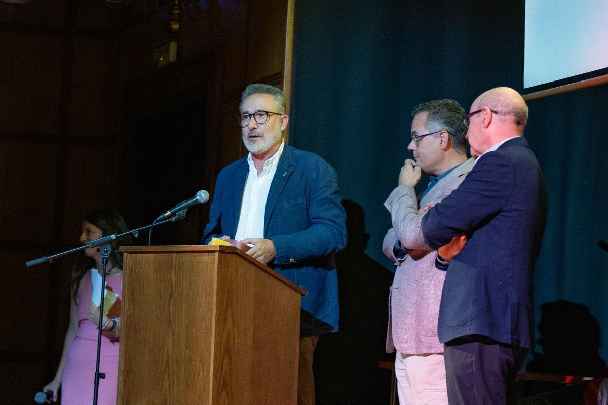 dipgra's tweet photo. 👉🏼El diputado de Fondos Europeos, Desarrollo, Industria y Empleo, Antonio Díaz, en la celebración de los primeros 10 años de innovación digital y social de Media Lab, recogió un reconocimiento otorgado a la Diputación de Granada.

#GranadaLlenaDeVida https://t.co/aaYX92wfVg