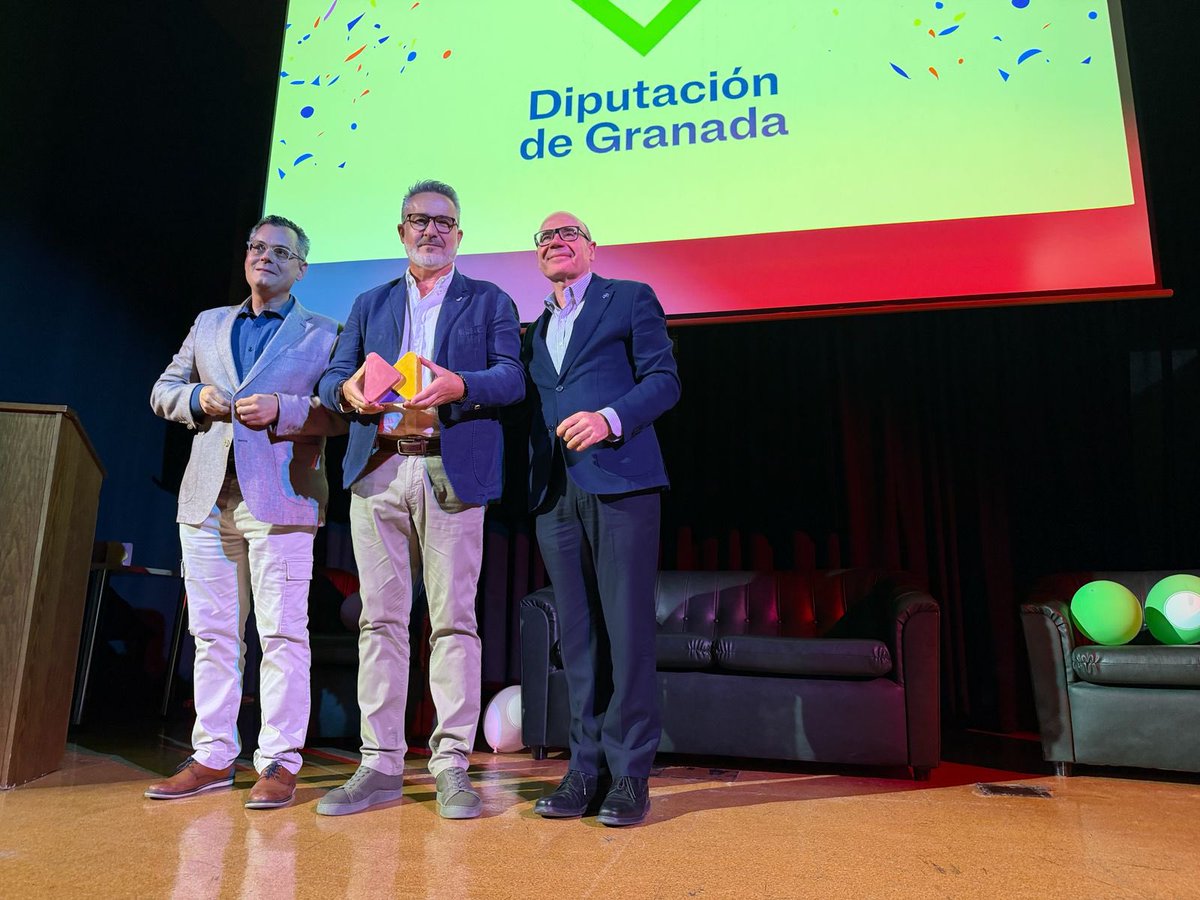 dipgra's tweet photo. 👉🏼El diputado de Fondos Europeos, Desarrollo, Industria y Empleo, Antonio Díaz, en la celebración de los primeros 10 años de innovación digital y social de Media Lab, recogió un reconocimiento otorgado a la Diputación de Granada.

#GranadaLlenaDeVida https://t.co/aaYX92wfVg