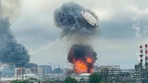 Osinttechnical's tweet photo. Russia has started importing gasoline from India after Ukrainian drone attacks knocked out nearly a third of Russian refining capacity -Reuters

In total, Russia plans to import 400,000 tons of gasoline from various countries each month (likely spending north of $350 million). https://t.co/Za5PJjvTke