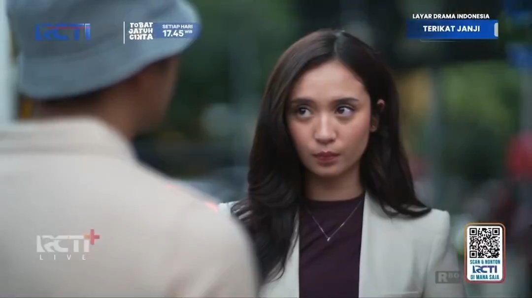 boldpoinbiru's tweet photo. Nyesek liat innocent Davina dulu. Iya paham dia salah ga nanya ke Sena dan hubungan ini transaksional. Tapi misal Davina nanya dulu, apa bakal dijawab jujur sama Sena? Enggaklah. Ya pasti 1001 alasan keluar dari mulut Sena. Persis yang dav omongin di RS tadi😭😭
#TerikatJanjiep89 https://t.co/5wiQCUTvP4