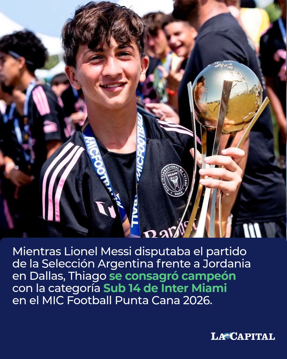 lacapital's tweet photo. 🏆🙌🏻 UN CAMPEÓN COMO SU PAPÁ

El sábado por la noche, cuando Argentina salió al campo de juego Leo no era el único Messi que faltaba desde el arranque. Su hijo Thiago también estuvo ausente y el motivo sorprendió a todos. 

Mientras se juega el Mundial, las categorías juniors de Inter Miami disputaron un torneo que se desarrolló en República Dominicana y reunió a más de 100 equipos de 20 países. El hijo mayor del capitán argentino fue parte del plantel y salió campeón con su equipo. ¡Felicitaciones, Thiago! 💯
