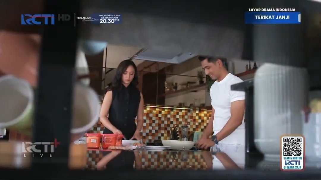 boldpoinbiru's tweet photo. Nyesek liat innocent Davina dulu. Iya paham dia salah ga nanya ke Sena dan hubungan ini transaksional. Tapi misal Davina nanya dulu, apa bakal dijawab jujur sama Sena? Enggaklah. Ya pasti 1001 alasan keluar dari mulut Sena. Persis yang dav omongin di RS tadi😭😭
#TerikatJanjiep89 https://t.co/5wiQCUTvP4