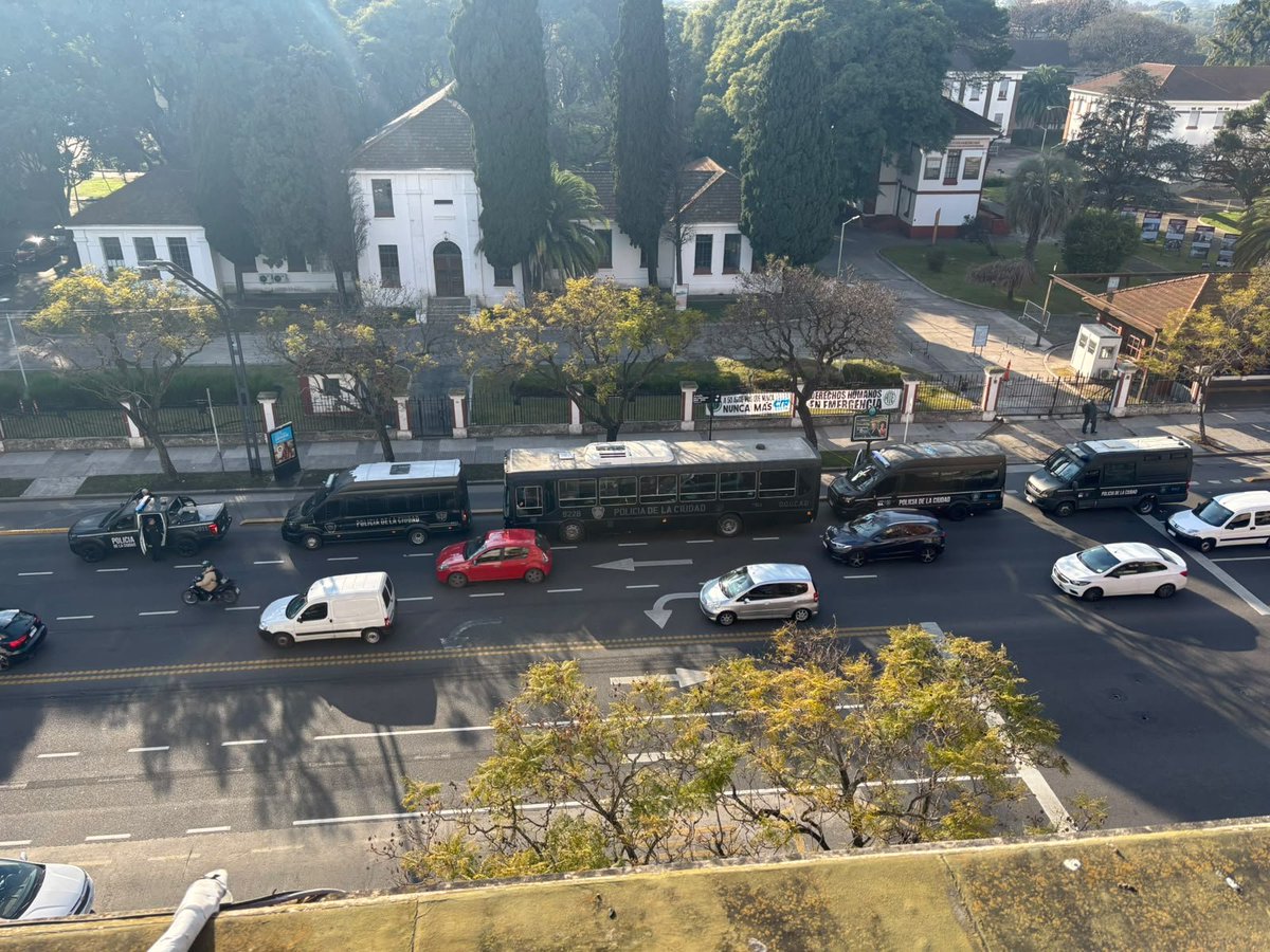 duroms's tweet photo. Ahora

Gendarmería en la ESMA para reprimir trabajadores Atómicos. https://t.co/QbqUaduNcP