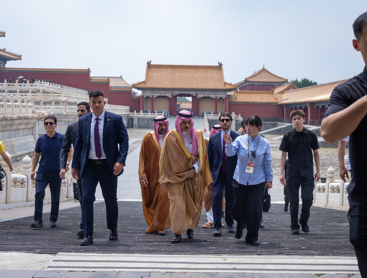 alekhbariyaNews's tweet photo. وزير الخارجية الأمير فيصل بن فرحان يزور متحف القصر الإمبراطوري ويطلع على أهم المعالم الثقافية والتاريخية فيه وذلك على هامش زيارته الرسمية إلى الصين https://t.co/D3d4gj9LQH