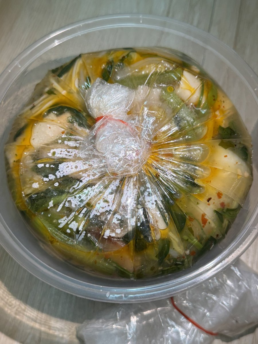 hbker07's tweet photo. กูบอกแล้วว่าฮอทพอตแมนซุปแจ่วฮ้อน+น้ำจิ้มพริกสดคืออร่อยมากกกกกกกกก กรี๊ดด สั่งกลับบ้านมากินอีกวันแล้วเนี่ย บ้ายัง บ้านะ555555555 แต่คอนเฟิร์มโดยเพื่อนคนอีสานแล้ว เพื่อนบอกอร่อยมากๆ โคตรอร่อย สั่งสูตรปลาร้ามานะ เริ่ดดดดมากกกก ทุกคนต้องกิน มันไม่หนักท้องแบบหม่าล่าด้วย น้ำมันไม่เยิ้ม https://t.co/woRsrrQLBg