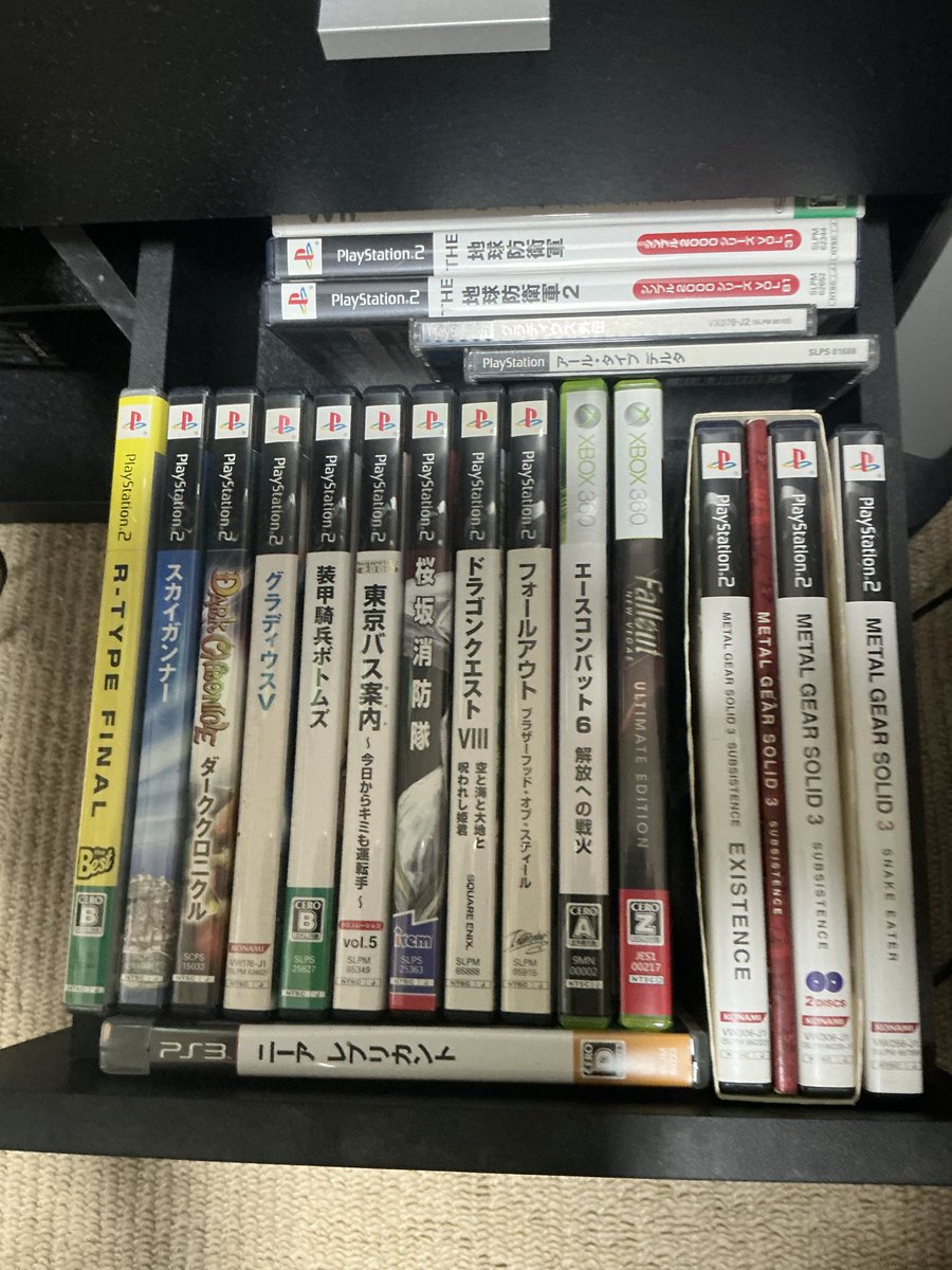J3Jeito's tweet photo. 今部屋に置いてあるのですぐ出せるだけでもこれだけあるから
パッケージ派ディスク派という事はお分かりいただけるだろう…
やっぱりソフトを持っていたいんだよなあ…(´・ω・｀)
これを機会にPS5proディスクドライブ無し版を買うのを
検討するのもアリか…🤔 https://t.co/ZgPz85M4DJ