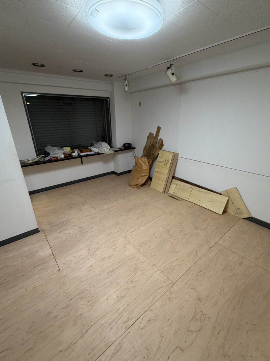 mfcollection's tweet photo. ギャラリーリフォーム③

床に板が貼られて、
翌日床シート（モルタル風）が
敷かれ始めてました。

雰囲気が変わりますね。

#店舗改装 https://t.co/sUB3H8PR8U
