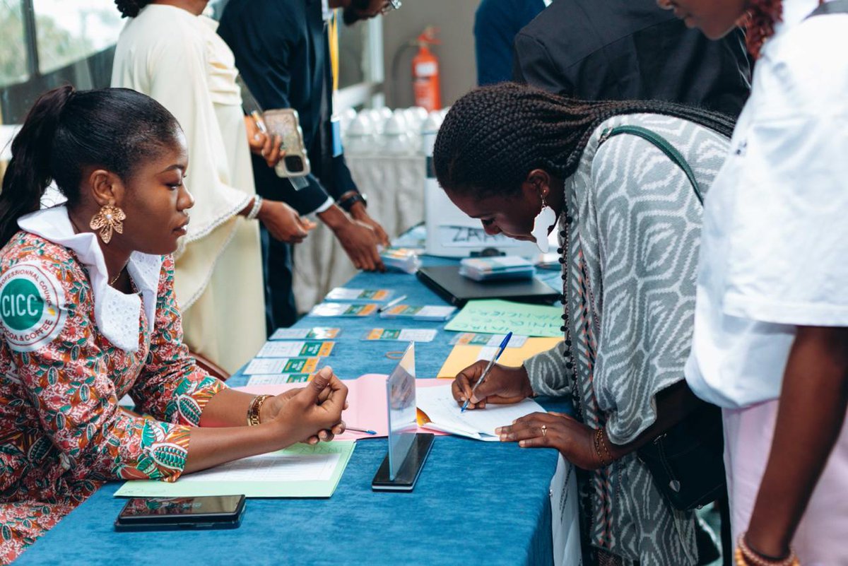 FAOCameroun's tweet photo. 🌍📍Démarrage aujourd’hui à #Yaoundé : les #CocoaDays du #Cameroun !
📆 3 jours d’échanges sur les manières de rendre la chaîne de valeur du #cacao plus 🌱durable, ⚖️équitable et 💪résiliente.
💬 De riches discussions en perspective ! 🍫🤝
@MincommerceCMR
@MinaderCm
@UEauCameroun https://t.co/fPp85HEwQN