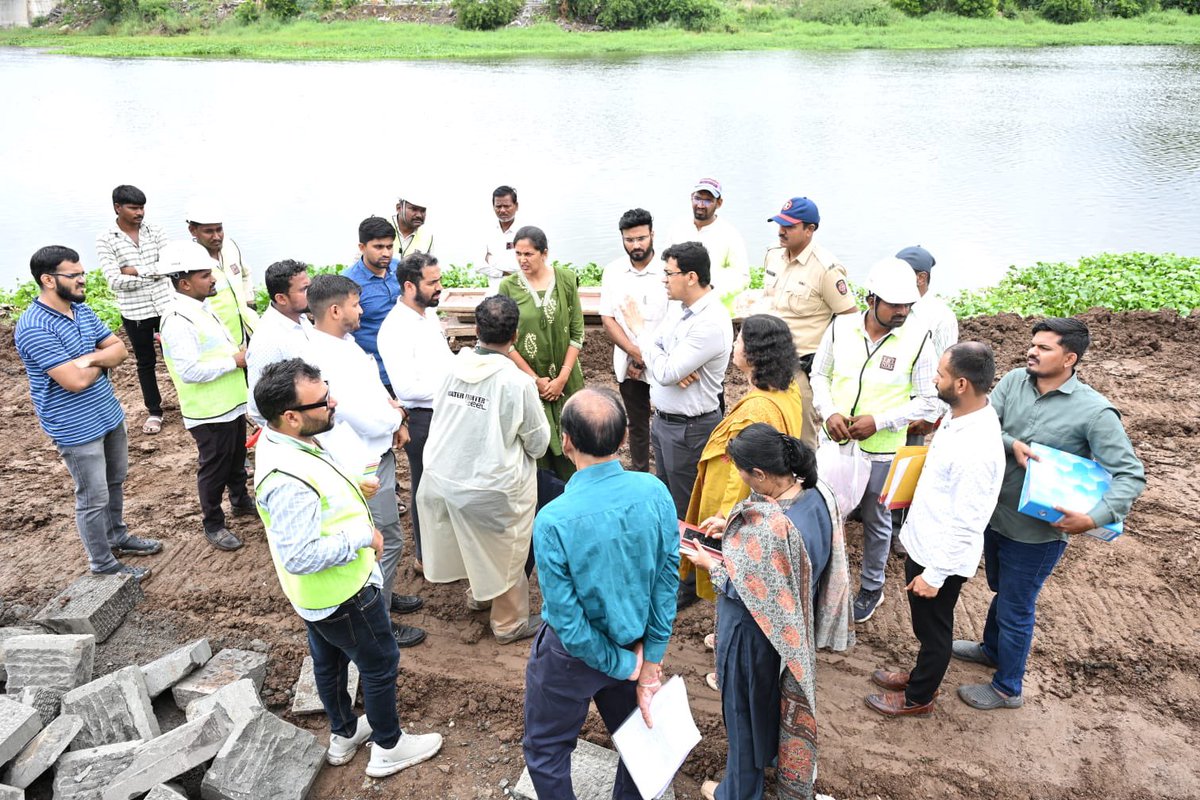 OfficialPMRDA's tweet photo. 🚧 देहूतील इंद्रायणी घाटाचा चेहरामोहरा बदलणार; आषाढी वारीसाठी ‘पीएमआरडीए’ची युद्धपातळीवर तयारी! 🙏

आगामी आषाढी वारीच्या पार्श्वभूमीवर देहू येथे विठ्ठलभक्त आणि वारकऱ्यांच्या सोयीसाठी ₹१३.०८ कोटींच्या इंद्रायणी घाट विकासकामांना वेग आला आहे. कापूर ओढा ते जगद्गुरू संत तुकाराम महाराज मंदिर घाट या परिसरात ऐतिहासिक वारसा जपत आधुनिक सुविधा, भक्कम घाट, सुबक पाथ-वे, विद्युत व्यवस्था, सुशोभीकरण, स्वच्छतागृहे आणि पार्किंगची उभारणी केली जात आहे.

यावेळी महानगर आयुक्त डॉ. अभिजीत चौधरी यांनी विकासकामांची प्रत्यक्ष पाहणी करून कामांचा सविस्तर आढावा घेतला. प्रलंबित भूसंपादन व जोडरस्त्याचे प्रश्न देहू संस्थान आणि स्थानिक प्रशासनाच्या समन्वयातून तातडीने मार्गी लावून प्रकल्प वेळेत पूर्ण करण्याचे निर्देश त्यांनी दिले. तसेच पर्यावरणाचा समतोल राखत वृक्षतोड नियमांनुसारच करण्याच्या सूचनाही संबंधित विभागाला देण्यात आल्या.

या पाहणी दौऱ्यावेळी मुख्य अभियंता रिनाज पठाण, कार्यकारी अभियंता अनिता कुलकर्णी, देहू नगरपंचायतीचे मुख्याधिकारी चेतन कोंडे, उपअभियंता संजय पाठक, शाखा अभियंता सौरभ गवारी तसेच प्रकल्प व्यवस्थापक, कंत्राटदार आणि सल्लागार उपस्थित होते.

वारकऱ्यांची सेवा • परंपरेचा सन्मान • विकासाचा दृढ संकल्प — ‘पीएमआरडीए’ सदैव कटिबद्ध! 🙏

#PMRDA #Dehu #IndrayaniGhat #AshadhiWari #Warkari #Pune #InfrastructureDevelopment