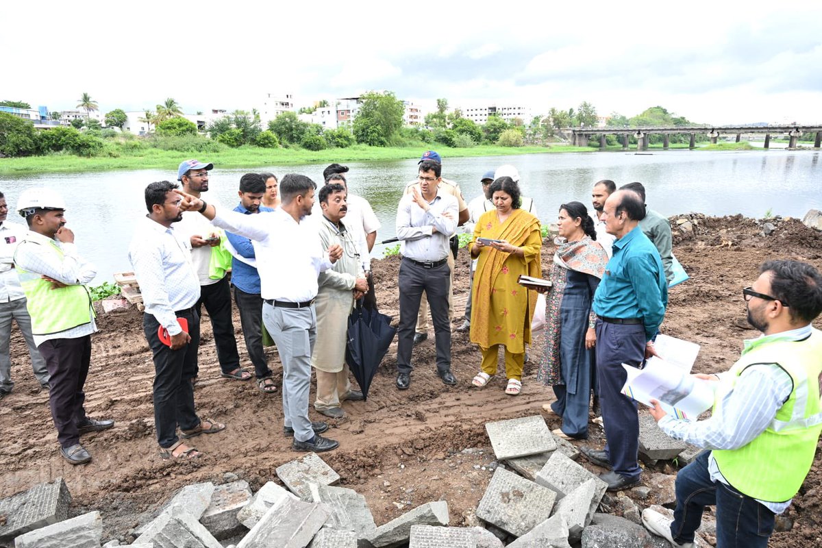 OfficialPMRDA's tweet photo. 🚧 देहूतील इंद्रायणी घाटाचा चेहरामोहरा बदलणार; आषाढी वारीसाठी ‘पीएमआरडीए’ची युद्धपातळीवर तयारी! 🙏

आगामी आषाढी वारीच्या पार्श्वभूमीवर देहू येथे विठ्ठलभक्त आणि वारकऱ्यांच्या सोयीसाठी ₹१३.०८ कोटींच्या इंद्रायणी घाट विकासकामांना वेग आला आहे. कापूर ओढा ते जगद्गुरू संत तुकाराम महाराज मंदिर घाट या परिसरात ऐतिहासिक वारसा जपत आधुनिक सुविधा, भक्कम घाट, सुबक पाथ-वे, विद्युत व्यवस्था, सुशोभीकरण, स्वच्छतागृहे आणि पार्किंगची उभारणी केली जात आहे.

यावेळी महानगर आयुक्त डॉ. अभिजीत चौधरी यांनी विकासकामांची प्रत्यक्ष पाहणी करून कामांचा सविस्तर आढावा घेतला. प्रलंबित भूसंपादन व जोडरस्त्याचे प्रश्न देहू संस्थान आणि स्थानिक प्रशासनाच्या समन्वयातून तातडीने मार्गी लावून प्रकल्प वेळेत पूर्ण करण्याचे निर्देश त्यांनी दिले. तसेच पर्यावरणाचा समतोल राखत वृक्षतोड नियमांनुसारच करण्याच्या सूचनाही संबंधित विभागाला देण्यात आल्या.

या पाहणी दौऱ्यावेळी मुख्य अभियंता रिनाज पठाण, कार्यकारी अभियंता अनिता कुलकर्णी, देहू नगरपंचायतीचे मुख्याधिकारी चेतन कोंडे, उपअभियंता संजय पाठक, शाखा अभियंता सौरभ गवारी तसेच प्रकल्प व्यवस्थापक, कंत्राटदार आणि सल्लागार उपस्थित होते.

वारकऱ्यांची सेवा • परंपरेचा सन्मान • विकासाचा दृढ संकल्प — ‘पीएमआरडीए’ सदैव कटिबद्ध! 🙏

#PMRDA #Dehu #IndrayaniGhat #AshadhiWari #Warkari #Pune #InfrastructureDevelopment