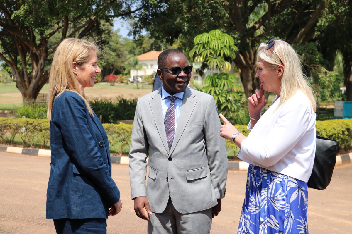 MRC_Uganda's tweet photo. Today, we welcomed Uganda's Minister of Health, Dr. @CHRISBARYOMUNS1, and @JennyChapman, Minister for International Development and Africa at the @FCDOGovUK, together with @LisaJChesney, British High Commissioner to Uganda, and @DrAyumeCharles, Minister of State for Health, to  to see how decades of UK-Uganda collaboration have strengthened capacity in diagnostics, genomics, immunology and clinical research to support outbreak preparedness and global health security.